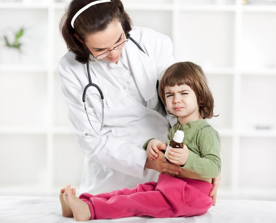 o médico examinará o neno para detectar síntomas de vermes