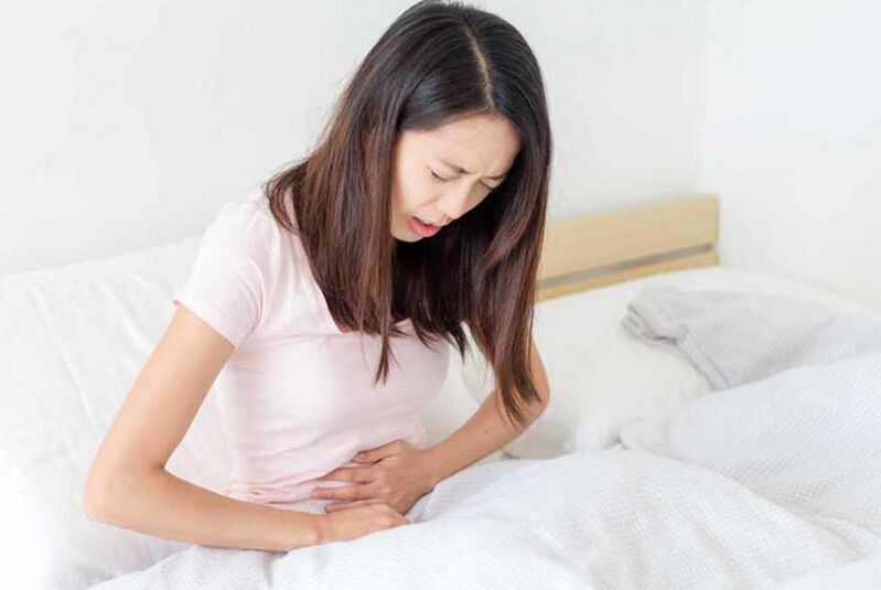 A dor abdominal é un síntoma común dunha infección por vermes. 